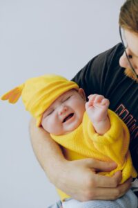 Kaip ugdyti vaiko emocinį intelektą nuo gimimo iki 7 metų: praktiniai pratimai kiekvienam amžiui