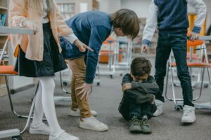 Kaip atpažinti, kad jūsų vaikas patiria patyčias mokykloje: 12 ženklų, kurių daugelis tėvų nepastebi
