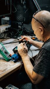 Profesionalus fotoaparatų taisymas Klaipėdoje: kaip atpažinti patikimą meistrą ir kada verta gelbėti savo techniką